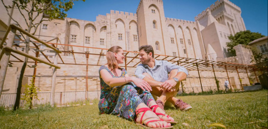 Moment de détente en amoureux dans les jardins d’Avignon. 
